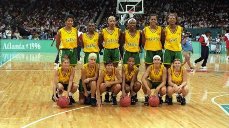 Seleção Brasileira feminina de basquete que conquistou a medalha de prata em Atlanta 1996. (Foto: Divulgação/CBB)