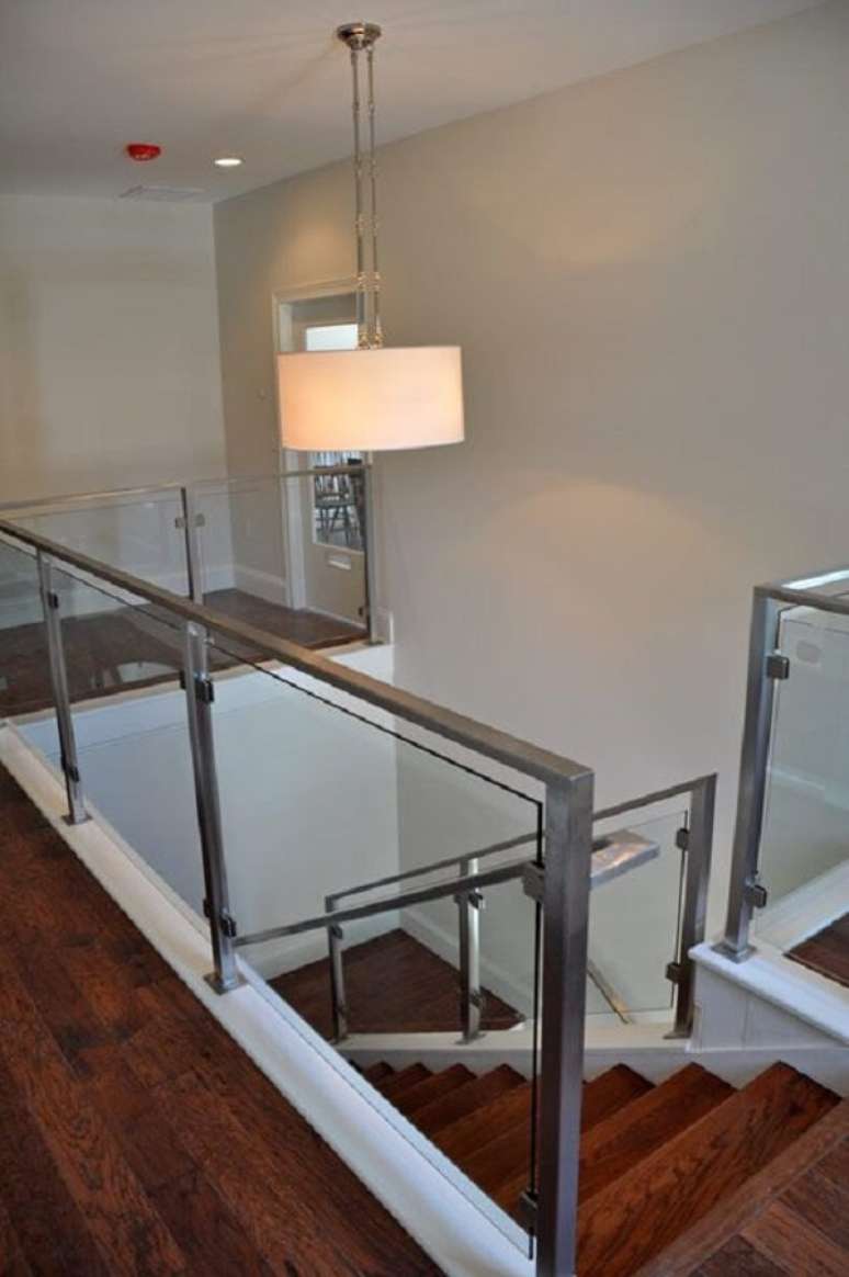 50. Combine o lustre para escada com o estilo de decora&ccedil;&atilde;o. Fonte: Pinterest