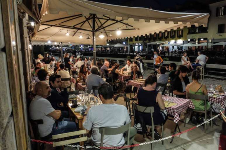 Mesas ao ar livre de restaurante em Milão, norte da Itália