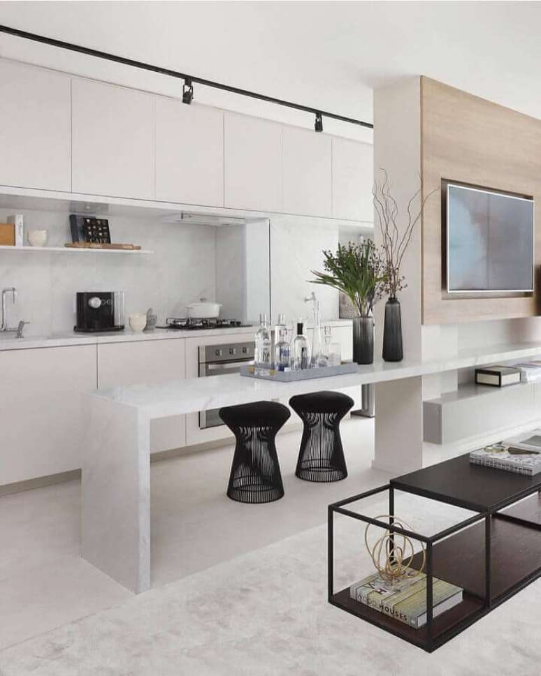 13. Banqueta puff preta moderna para decoração de sala de TV integrada com cozinha americana – Foto: Lar Doce Casa