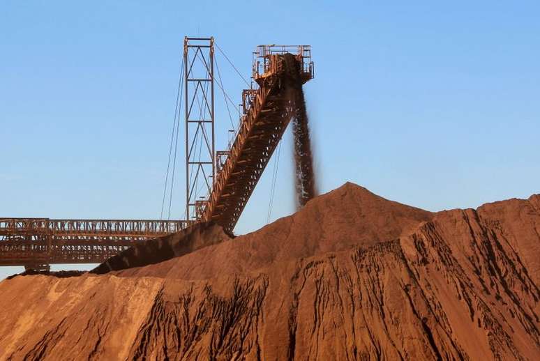 Minério de ferro é carregado em mina na Austrália
25/07/2011
REUTERS/Morag MacKinnon