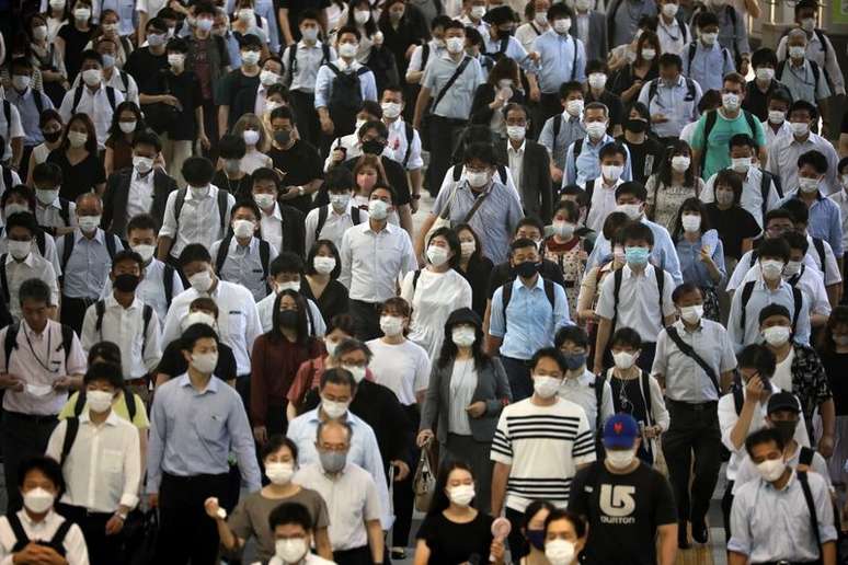 Passageiros usando máscaras na estação de Shinagawa, em Tóquio
02/08/2021 REUTERS/Kevin Coombs
