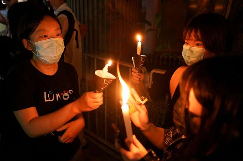 Pessoas acendem velas em Hong Kong durante vigília para marcar o 32º aniversário da repressão a manifestantes na Praça da Paz Celestial, em Pequim
04/06/2021 REUTERS/Lam Yik
