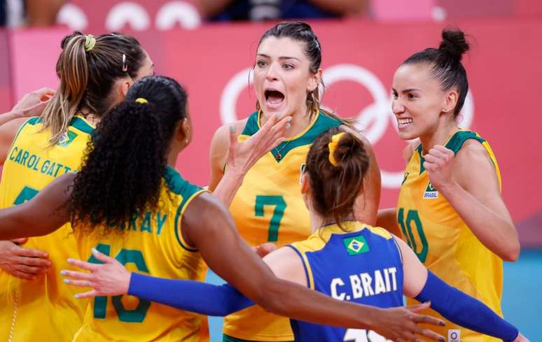Jogadoras do Brasil comemoram vitória sobre atletas russas nas quartas de fina do torneio feminino de vôlei da Tóquio 2020
04/08/2021 REUTERS/Carlos Garcia Rawlins