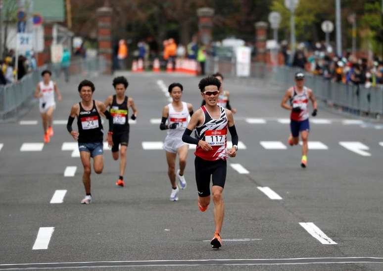 Atletas cruzam a linha de chegada diante de pequenos grupos de espectadores durante meia maratona de Hokkaido-Sapporo, evento-teste para a maratona olímpica da Tóquio 2020
05/05/2021 REUTERS/Issei Kato