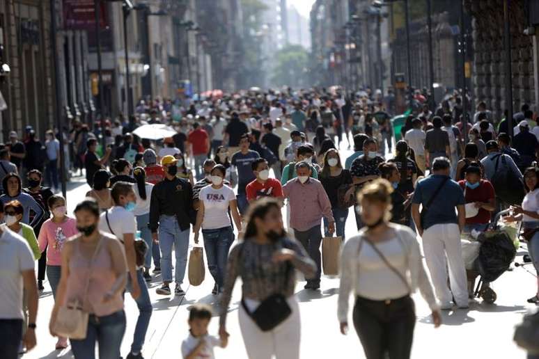 Pessoas perto da Praça Zocalo em meio à pandemia de Covid-19 na Cidade do México
04/08/2021 REUTERS/Luis Cortes