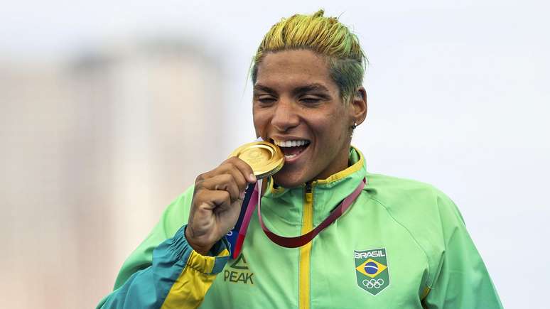 Ana Marcela Cunha comemora medalha de ouro nos Jogos Olímpicos de Tóquio