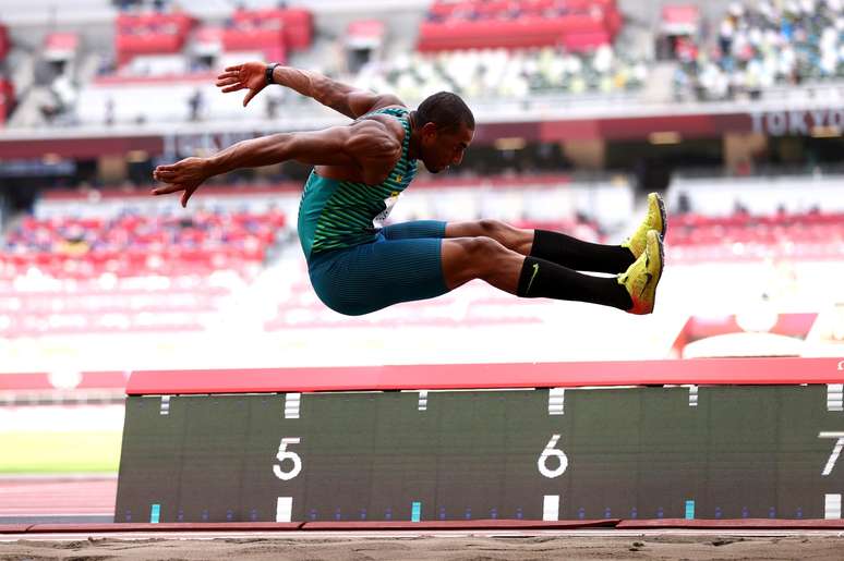 Felipe dos Santos na prova do salto em distância na disputa do decatlo em Tóquio