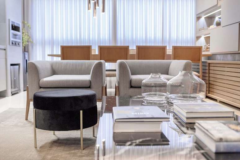 58. Sala moderna decorada com poltrona cinza e puff banqueta redondo &ndash; Foto: Pinterest