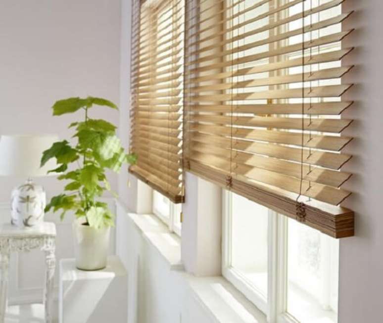 8. A cortina persiana de madeira combina com diferentes propostas decorativas. Fonte: Pinterest