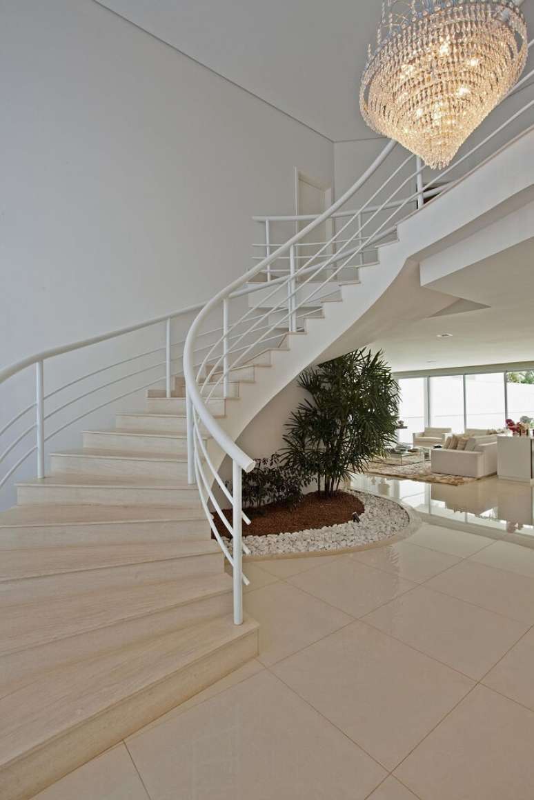 26. Modelo de lustre para escada interna com acabamento em cristal. Projeto de Aquiles Nicolas K&iacute;laris