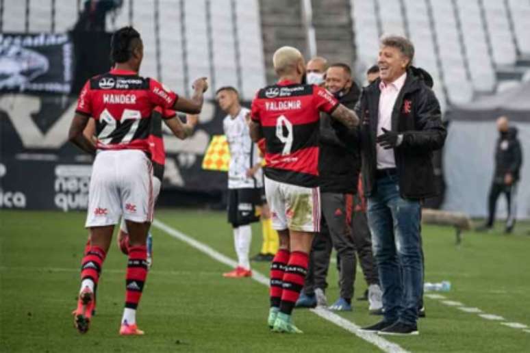 Gabigol e Renato durante a vitória do Flamengo sobre o Corinthians (Foto: Alexandre Vidal / Flamengo)