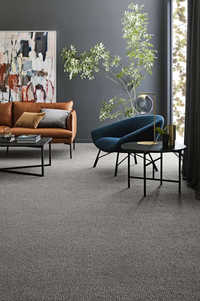 8. Carpete para sala cinza com poltrona azul e sofá marrom – Foto Godfrey Hirst