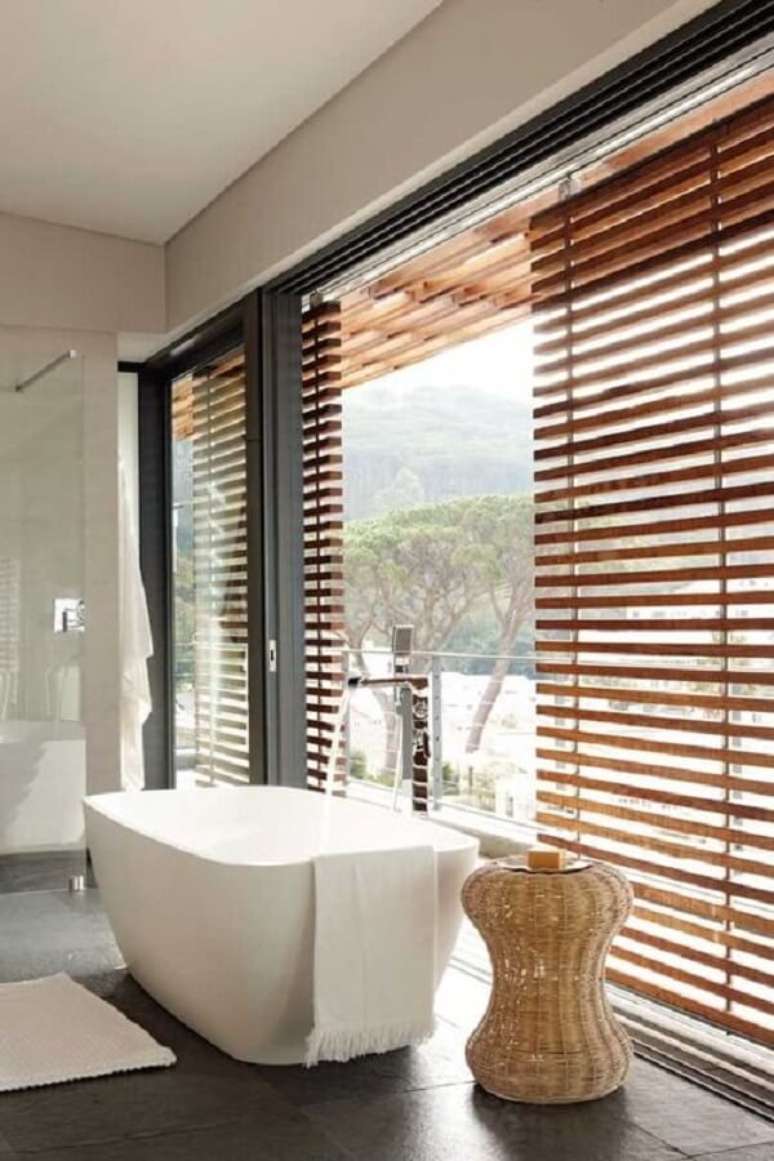 48. Traga privacidade ao banheiro fazendo uso da cortina persiana de madeira. Fonte: Pinterest