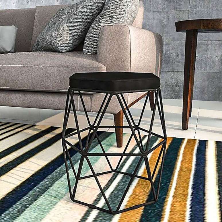 5. Sala decorada com tapete listrado e puff banqueta aramado &ndash; Foto: Pinterest