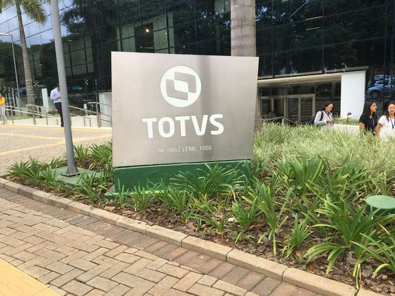 Logotipo da Totvs em frente à matriz da companhia, em São Paulo. Aluísio Alves/REUTERS.