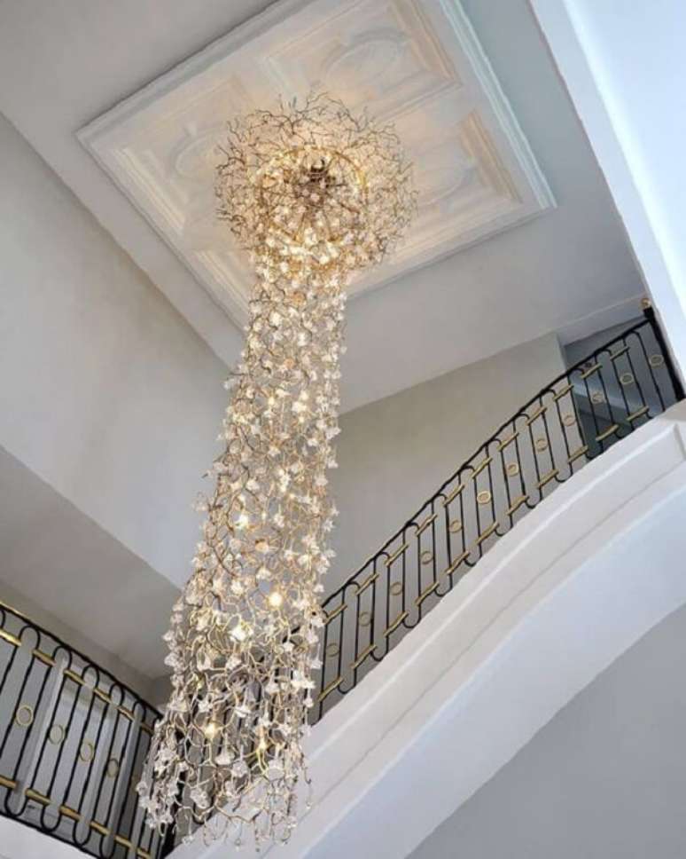 42. Esse modelo de lustre para escada é uma verdadeira obra de arte. Fonte: Pinterest