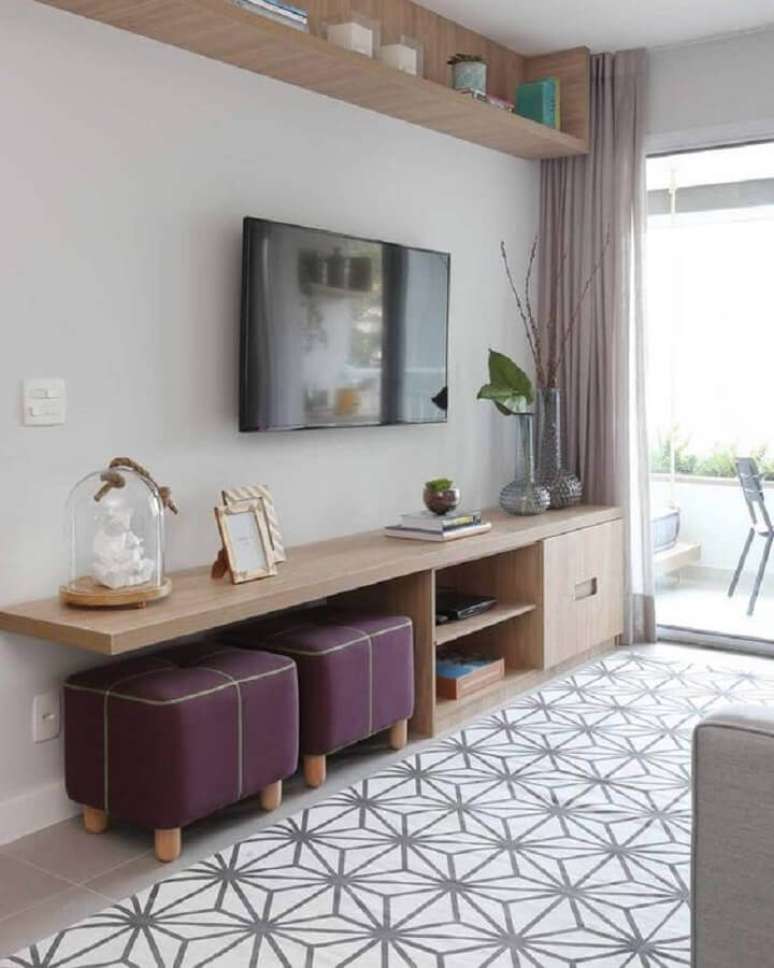 29. Decora&ccedil;&atilde;o de sala de TV com puff banqueta quadrado &ndash; Foto: Pinterest