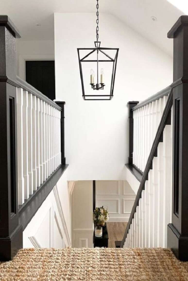 43. Inove na decoração e aposte em lustre para escada com design diferenciado. Fonte: Pinterest