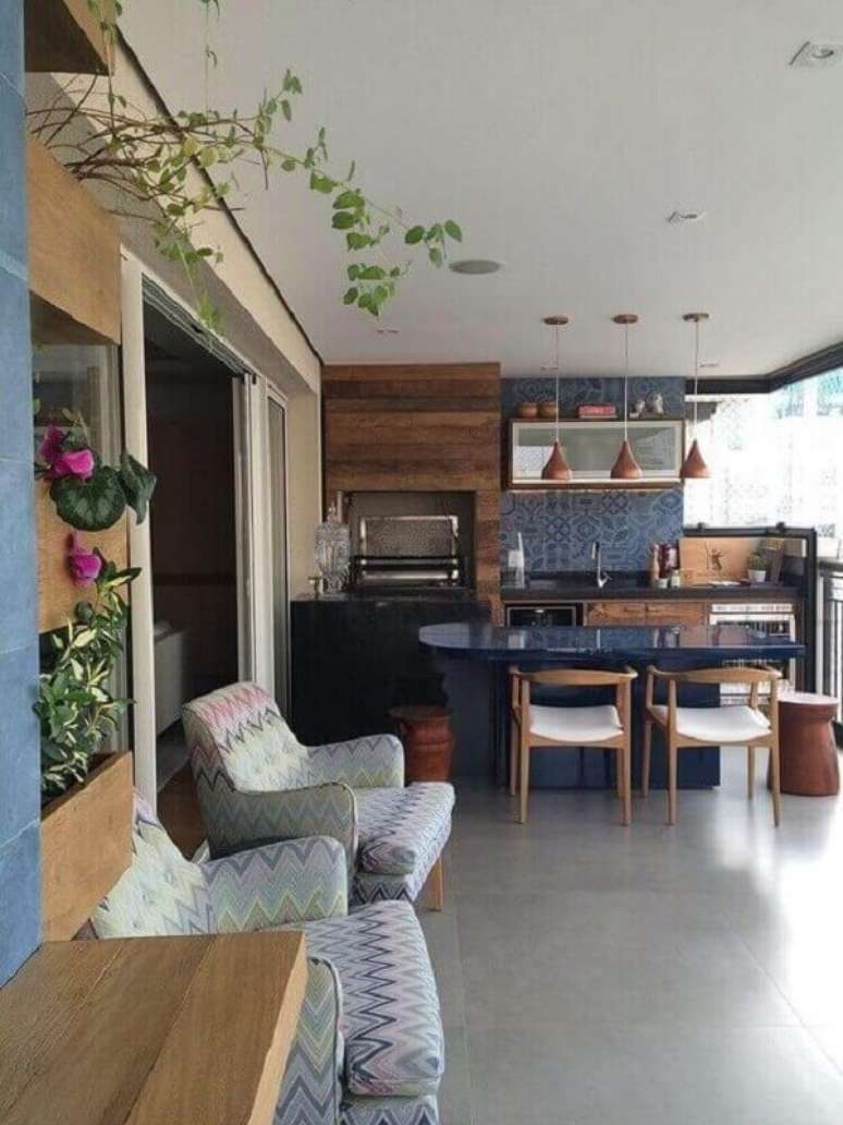 55. Poltrona estampada para decoração de apartamento com varanda gourmet – Foto: Pinterest