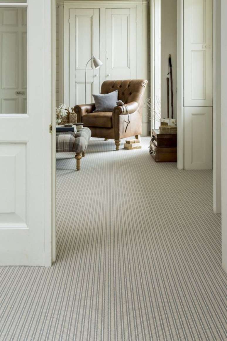 34. Carpete para sala em bege com móveis de couro – Foto House Beautiful