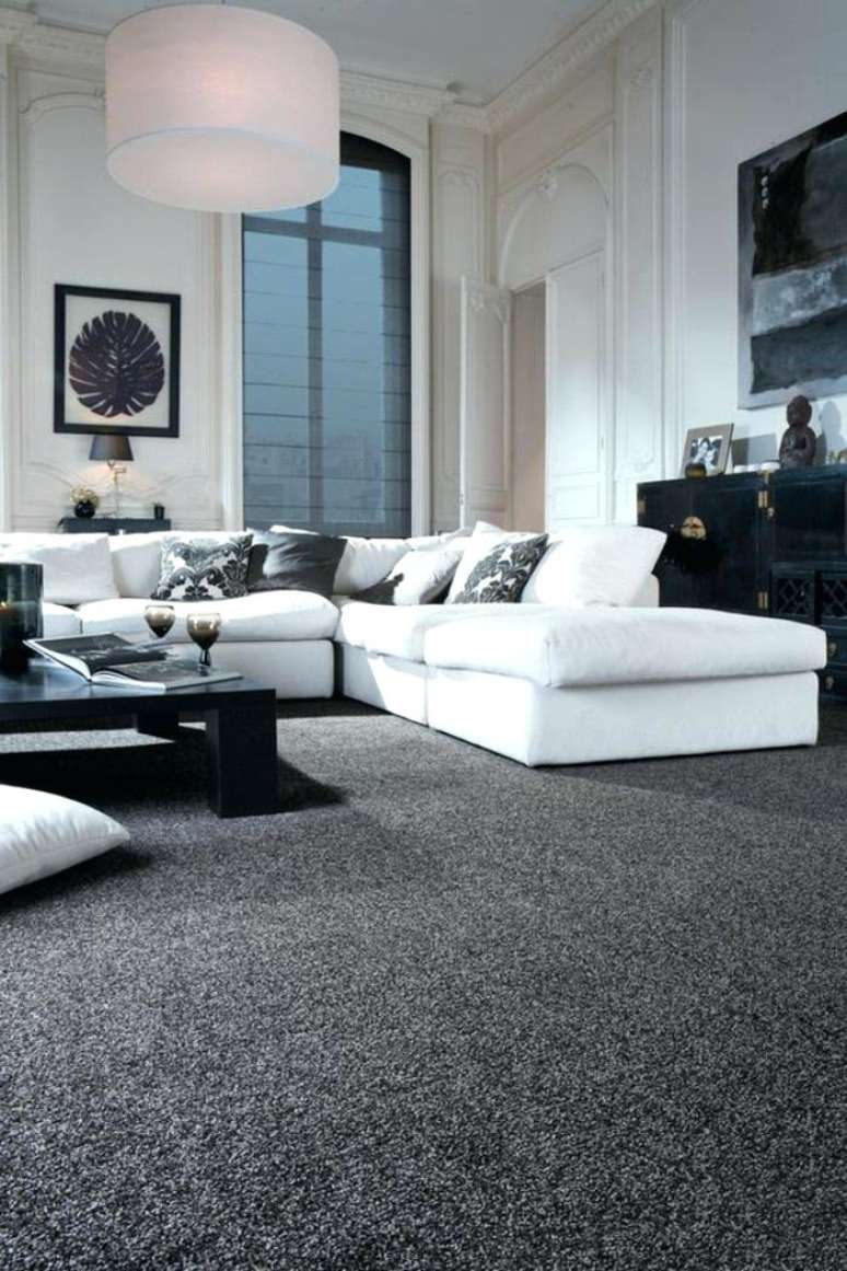 9. Carpete para sala cinza com sofá branco – Foto Pinterest