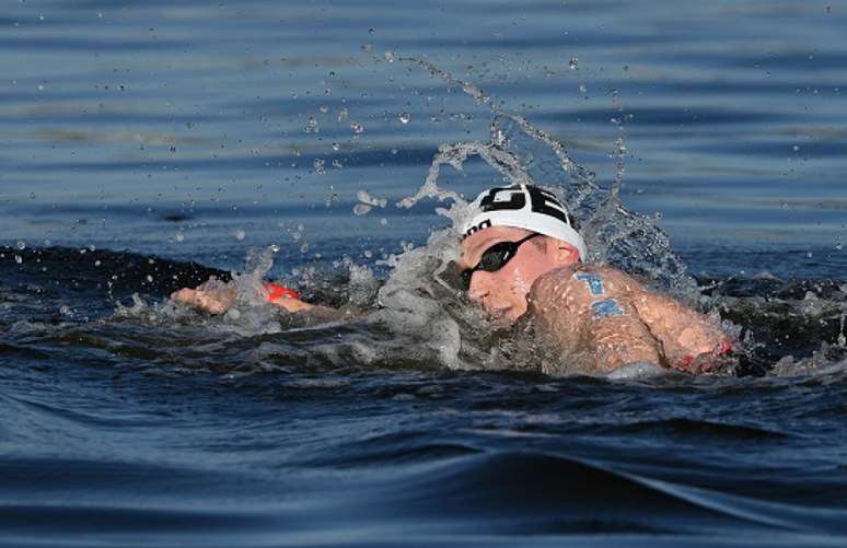 Florian Wellbrock durante a prova da maratona aquática de 10km em Tóquio (Foto: Oli SCARFF/AFP)
