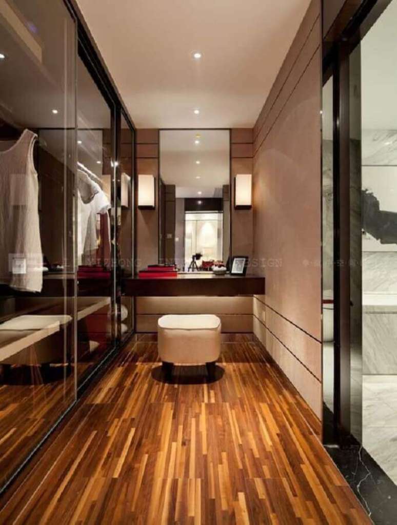 7. Decora&ccedil;&atilde;o de closet com piso de madeira e banqueta puff pequeno &ndash; Foto: Casa Tr&egrave;s Chic