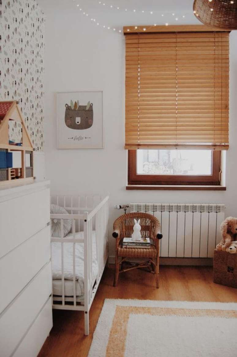 6. Inove na decoração e use persiana de madeira para quarto de bebê. Fonte: Pinterest