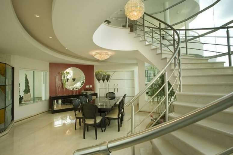 47. A escolha de lustre para escada n&atilde;o elimina a necessidade de mais ilumina&ccedil;&atilde;o no ambiente. Projeto de Aquiles Nicolas K&iacute;laris