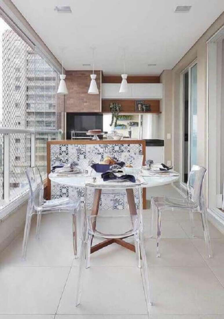 26. Cadeira transparente para decoração de apartamento com varanda gourmet – Foto: Pinterest