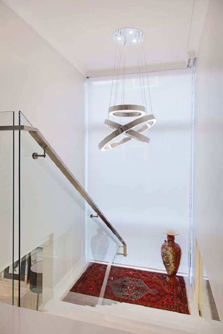 16. O lustre para escada moderno chama a atenção na decoração do projeto. Fonte: Homify BR