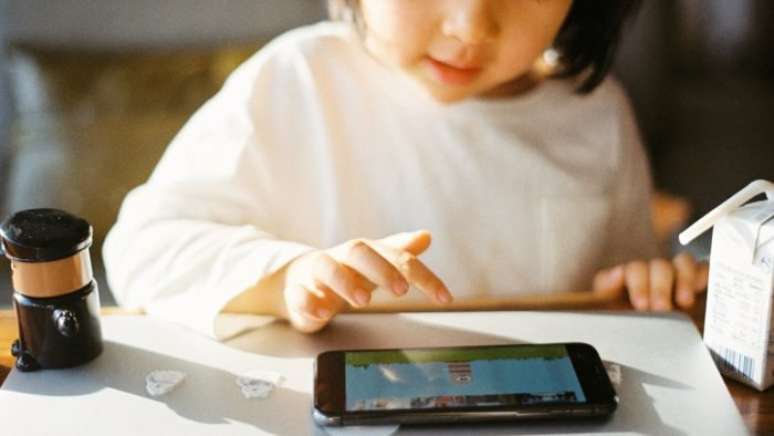 Uso do celular pode deixar crianças com mudança repentina de humor ou sentimentos e impulsividade aumentada.