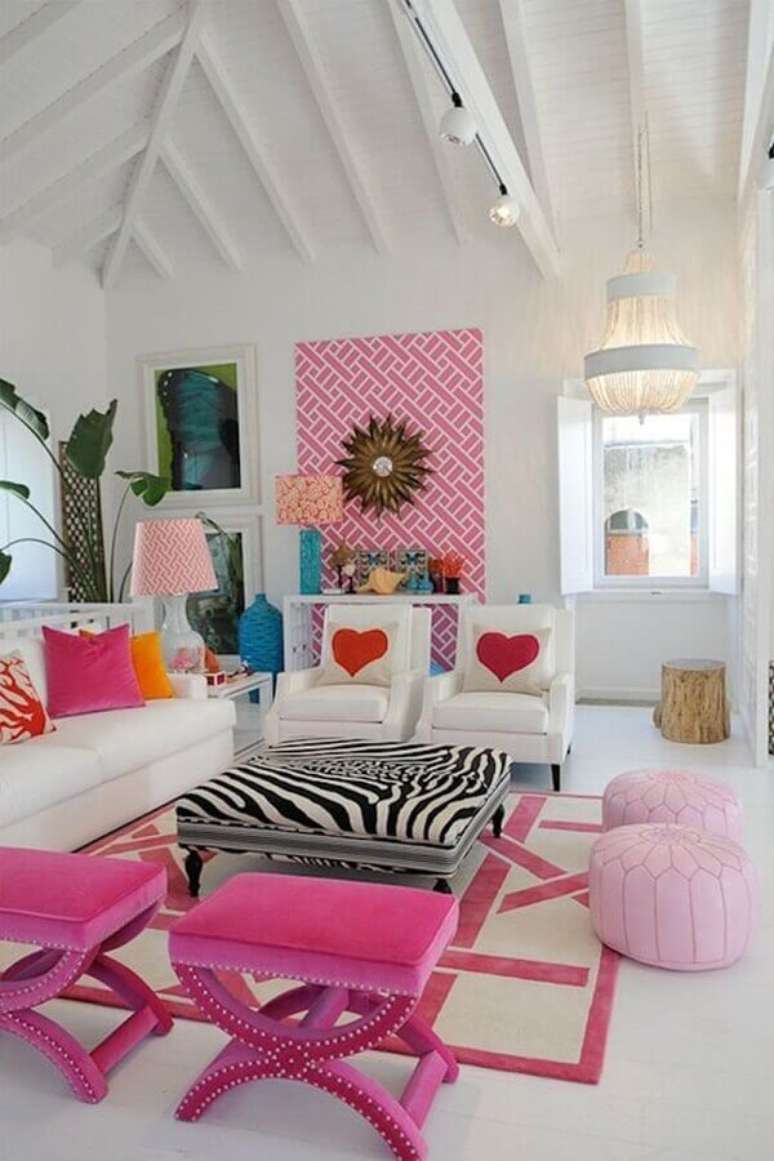 14. Banqueta puff rosa para decoração de sala branca com detalhes coloridos – Foto: Pinterest