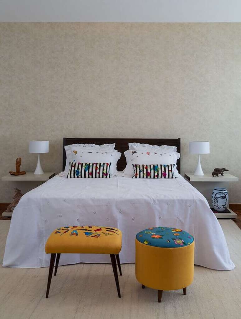 9. Decora&ccedil;&atilde;o simples com puff banqueta para quarto de casal &ndash; Foto: Jeito de Casa
