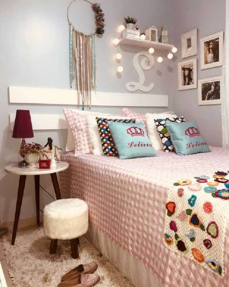 34. Decora&ccedil;&atilde;o simples com puff banqueta para quarto feminino &ndash; Foto: Pinterest