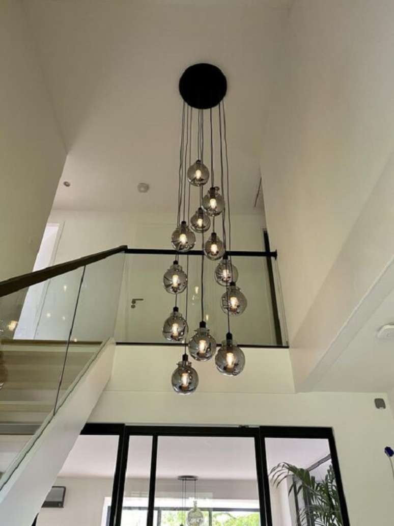 33. Lustre para escada com toque industrial. Fonte: Pinterest