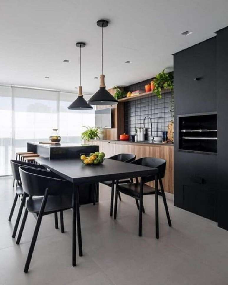 62. Varanda gourmet para apartamento moderno decorado com móveis pretos com madeira – Foto: Jeito de Casa