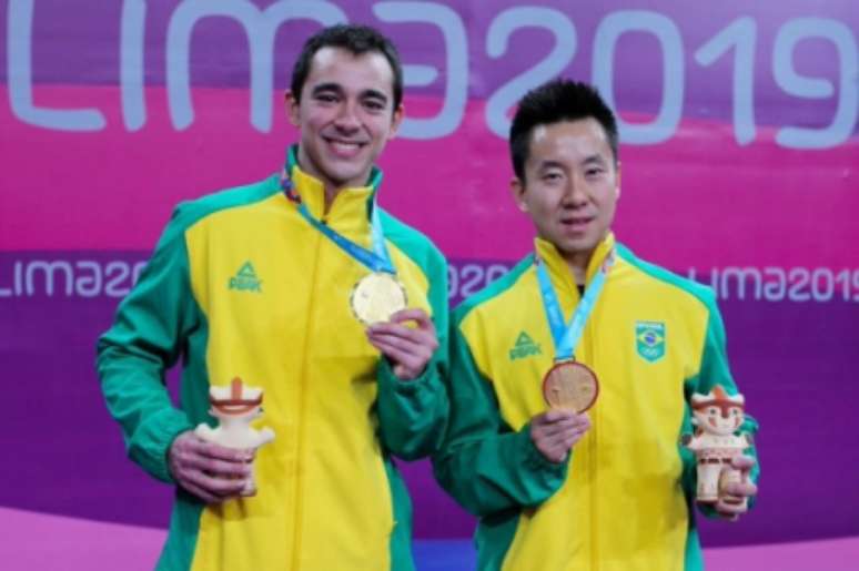 Hugo Calderano e Gustavo Tsuboi, com o casaco da Peak, nos Jogos Pan-Americanos de Lima, em 2019 (Foto: Alexandre Loureiro/COB)