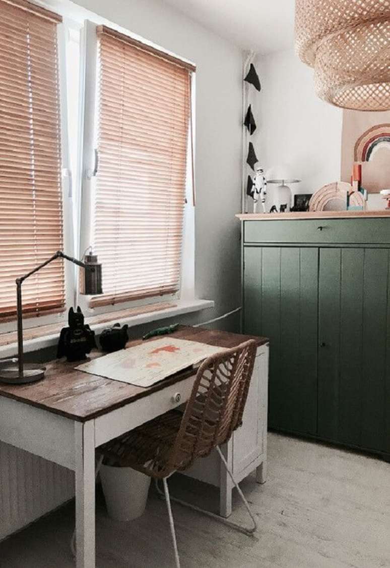 24. A persiana de madeira para quarto minimiza a intensidade de luz sobre a escrivaninha. Fonte: Pinterest