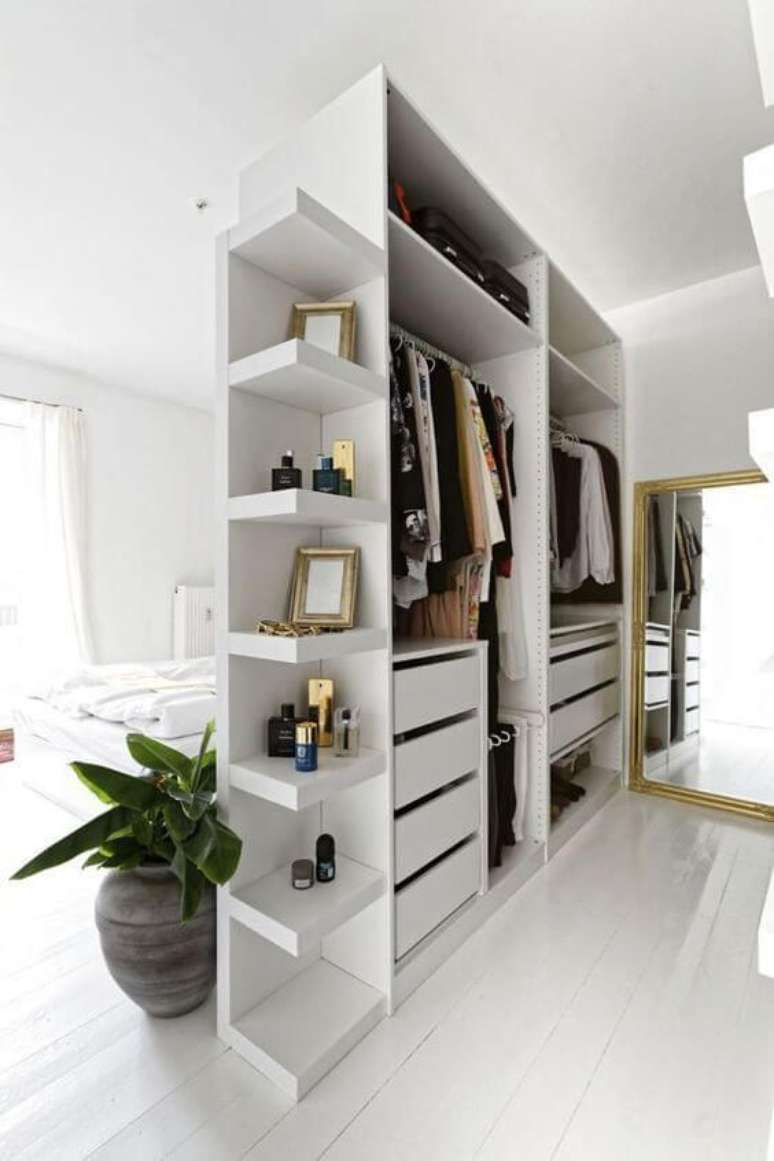 9. Quarto com closet de gesso e espelho – Foto Pinterest