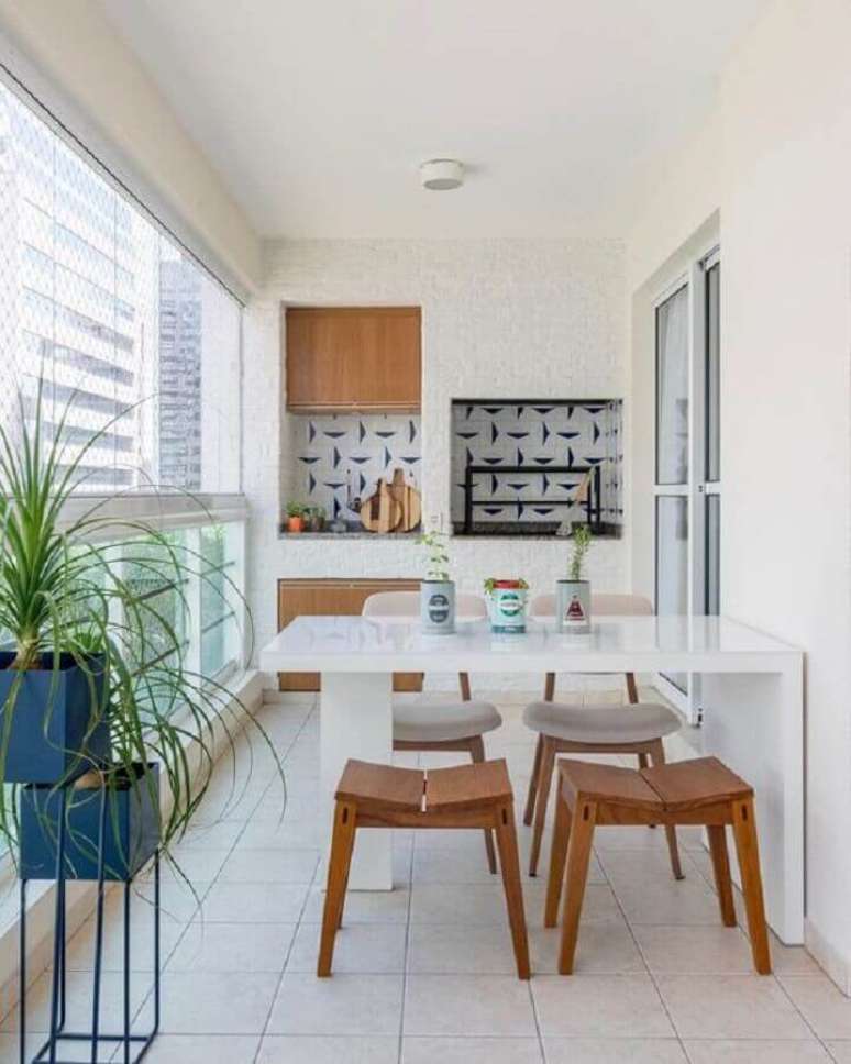 21. Banqueta de madeira para decoração de apartamento com varanda gourmet toda branca – Foto: Jeito de Casa