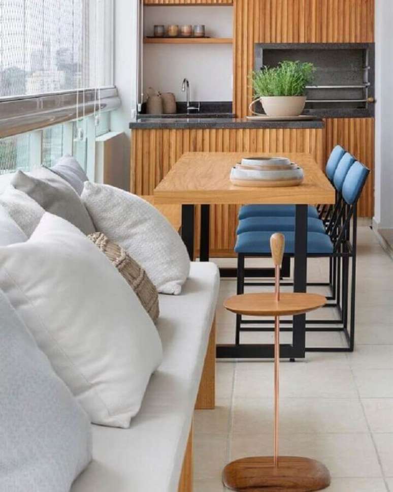 57. Revestimento de madeira para decoração moderna de apartamento com varanda gourmet – Foto: Pinterest