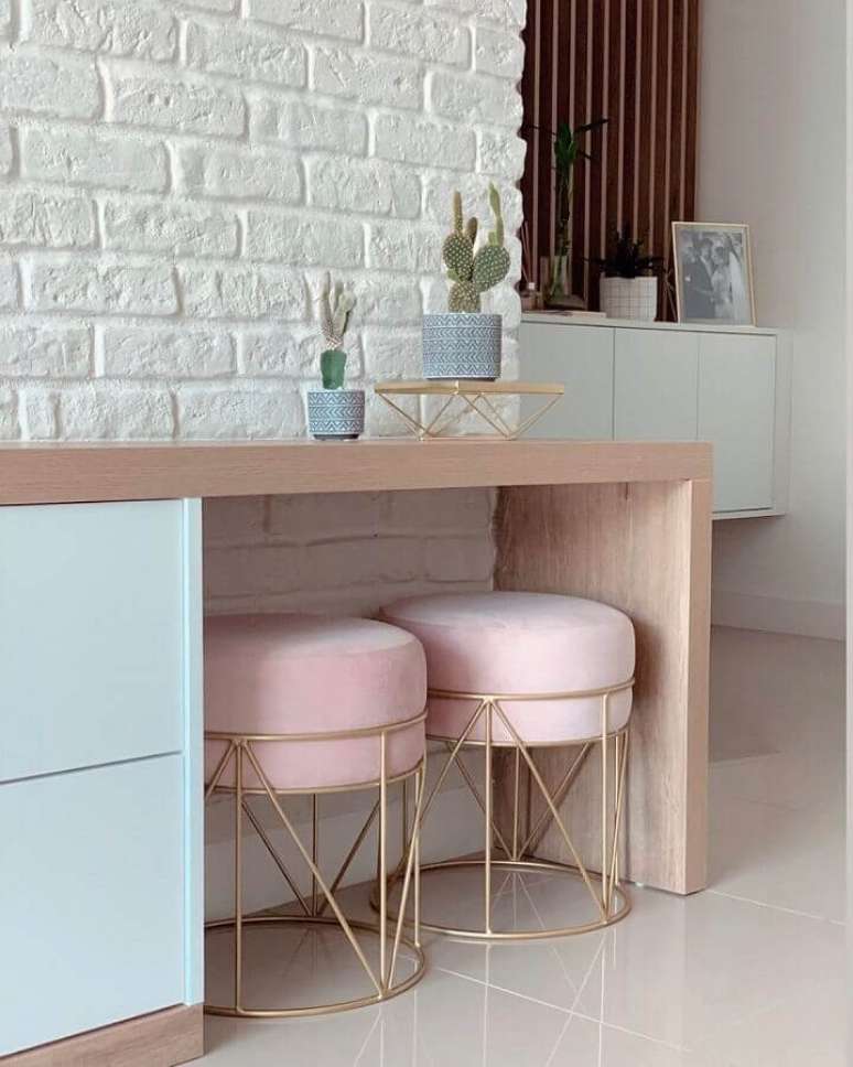 55. Sala decorada com parede de tijolinho branco e banqueta puff rosa aramada &ndash; Foto: Pinterest