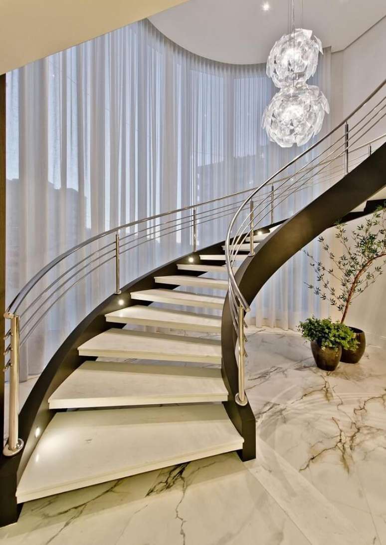 8. O lustre comprido para escada se conecta com a decoração do espaço. Projeto de Espaço do Traço Arquitetura