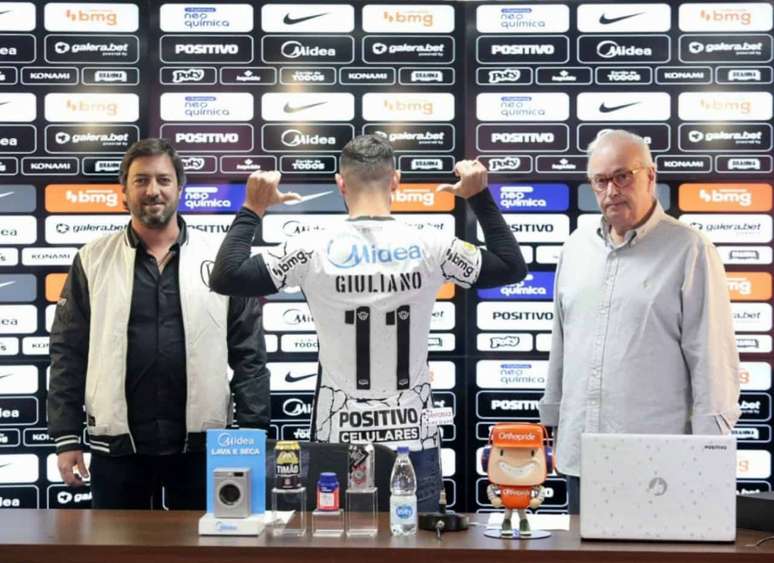 Giuliano escolheu a camisa 11 para utilizar no Timão (Foto: Rodrigo Coca/Ag.Corinthians)