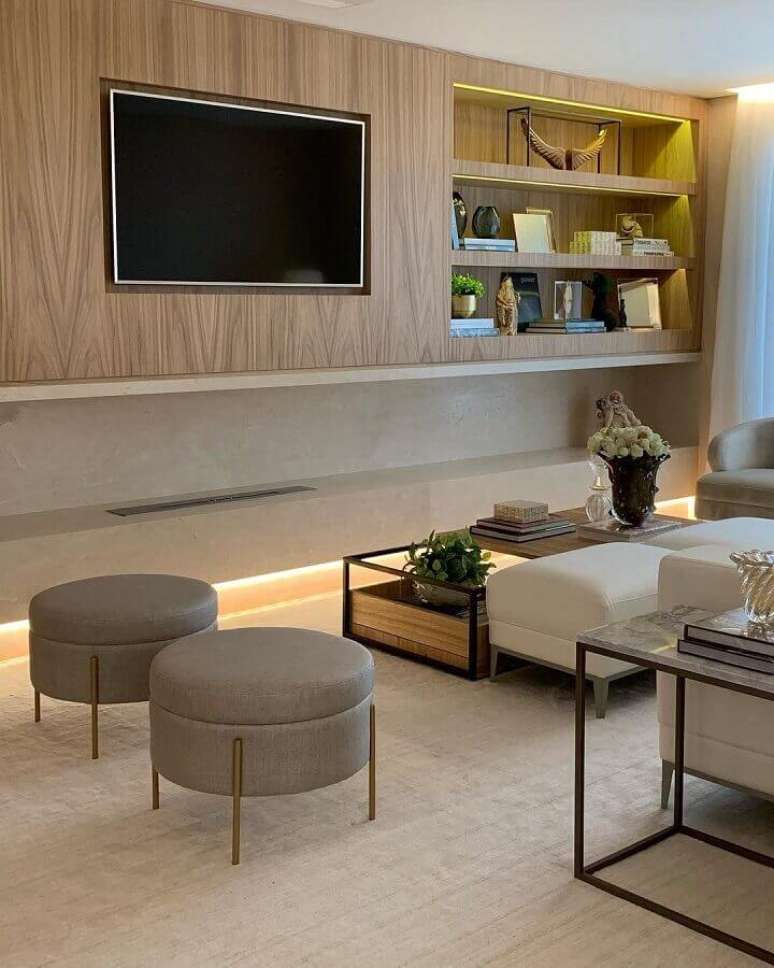 51. Puff banqueta redondo para decoração de sala de TV moderna em cores neutras – Foto: Casa de Valentina