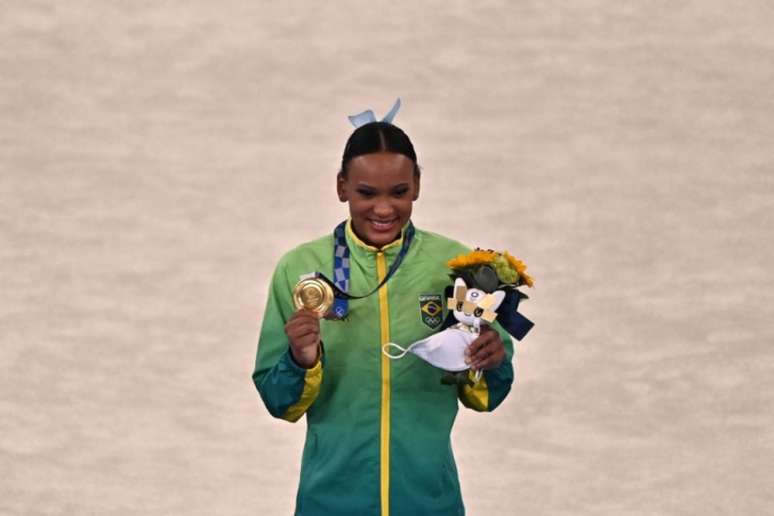 Rebeca Andrade volta para casa com um ouro e uma prata na ginástica artística (Foto: Jeff PACHOUD / AFP)
