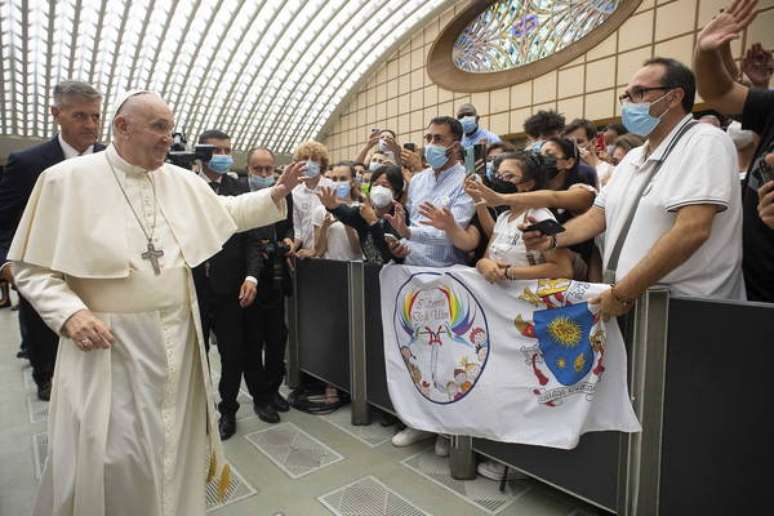 Papa Francisco se reúne com fiéis na Sala Paulo VI, no Vaticano