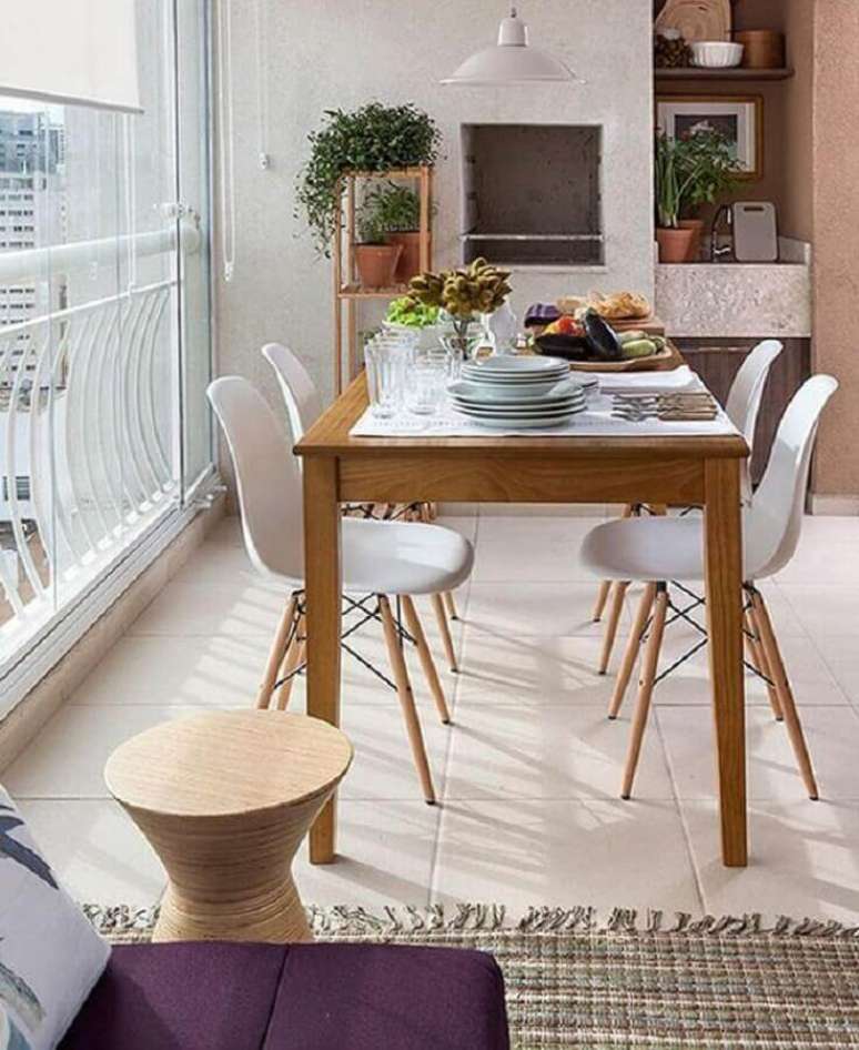 37. Decoração simples com cadeira eames para apartamento com varanda gourmet – Foto: Eu Capricho